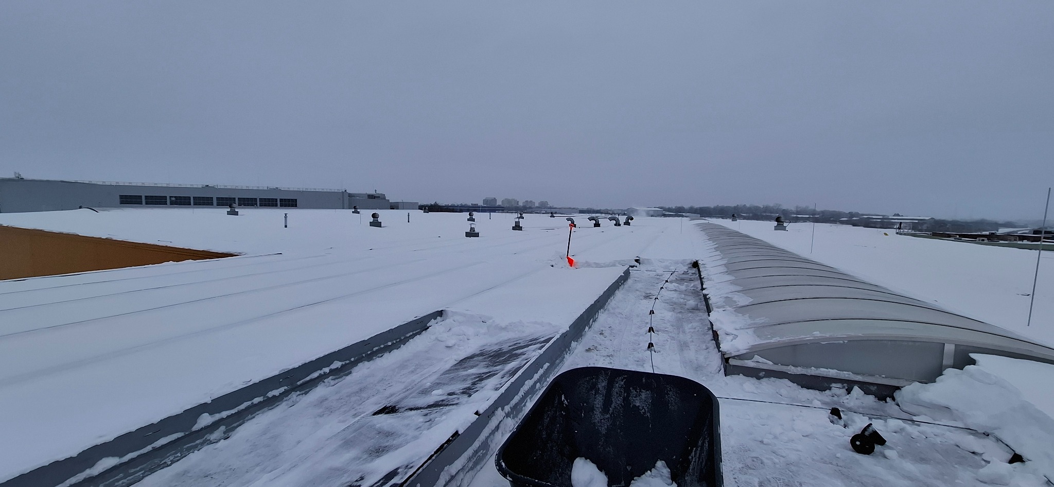 Odśnieżanie dachów wraz z panelami fotowoltaiki