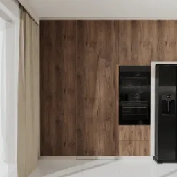 Wizualizacja nowoczesnej kuchni z drewnianymi frontami, zabudowanym piekarnikiem i czarną lodówką side-by-side.