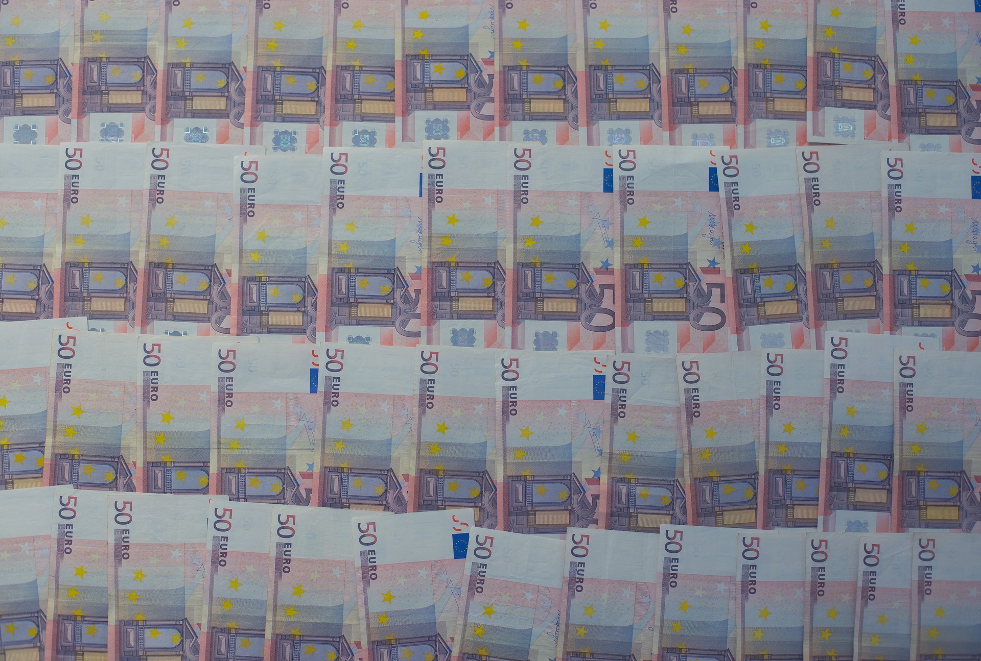 Równomiernie ułożone banknoty 50 euro, tworzące tło.