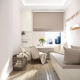 LS Interiors - Jasny pokój dziecięcy z oknem na miasto, roletą rzymską, biurkiem z kwiatami, siedziskiem z poduszkami, półkami i koszem z pluszowymi misiami.