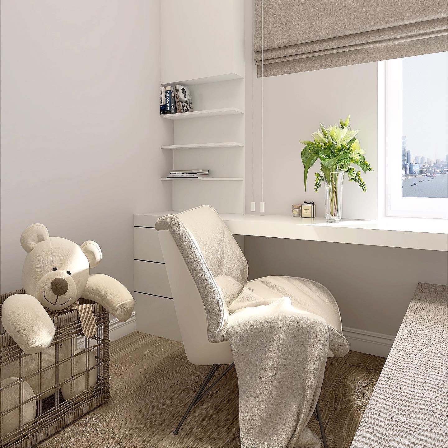 Jasne wnętrze pokoju dziecięcego z pluszowym misiem w wiklinowym koszu, krzesłem biurkowym z narzutą, biurkiem z kwiatami w wazonie i widokiem na miasto za oknem.