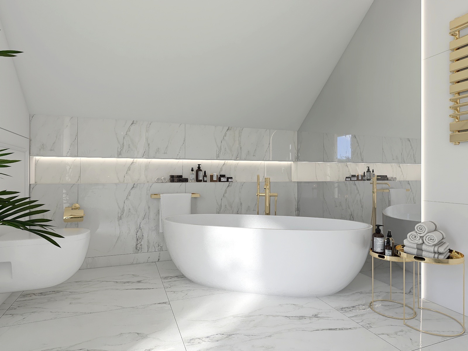 Nowoczesna, jasna łazienka na poddaszu z białą, wolnostojącą wanną, marmurowymi płytkami, złotą armaturą i podświetlanymi półkami.