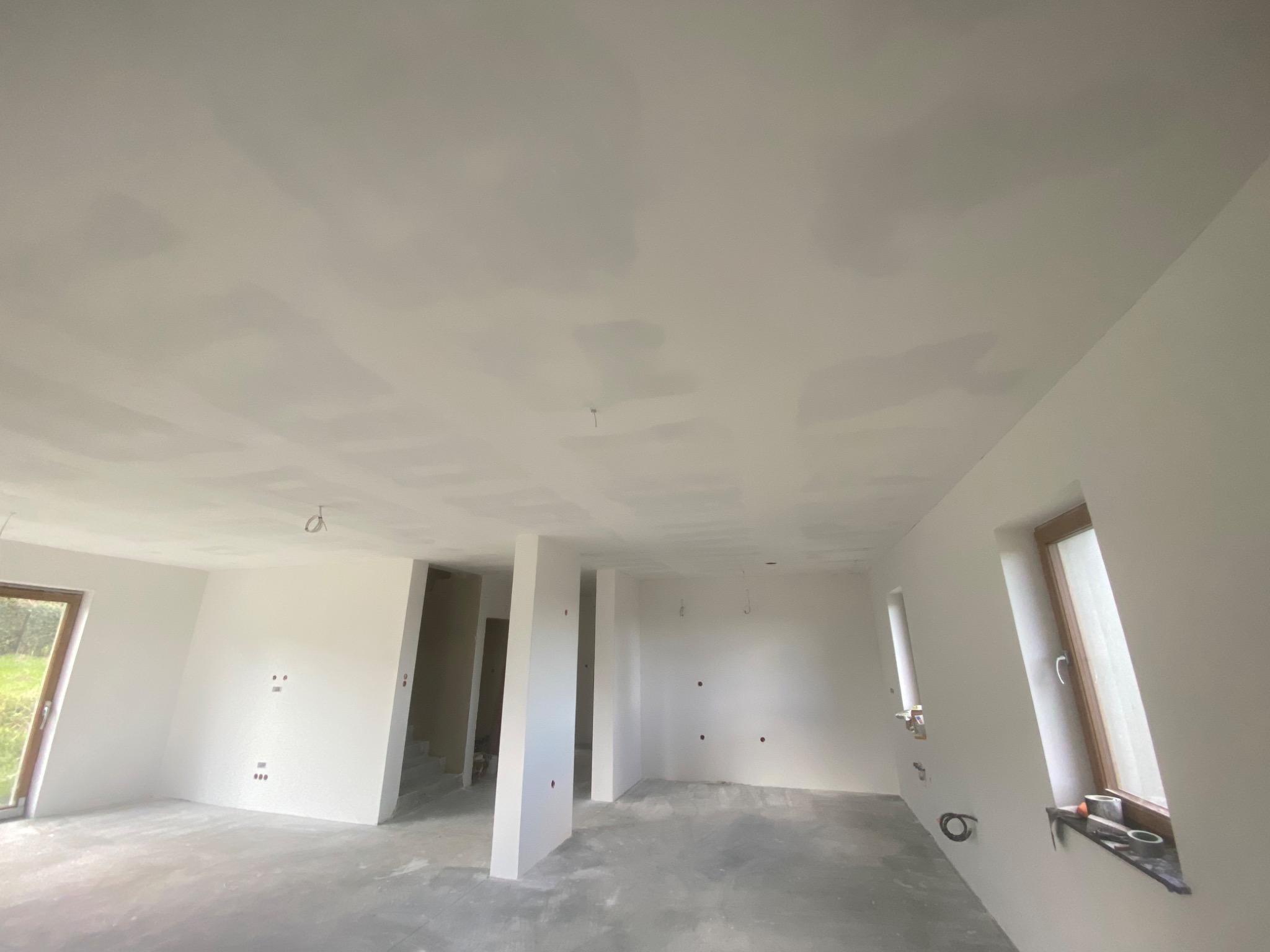 Sufit podwieszany na konstrukcji krzyżowej odraz gładzie