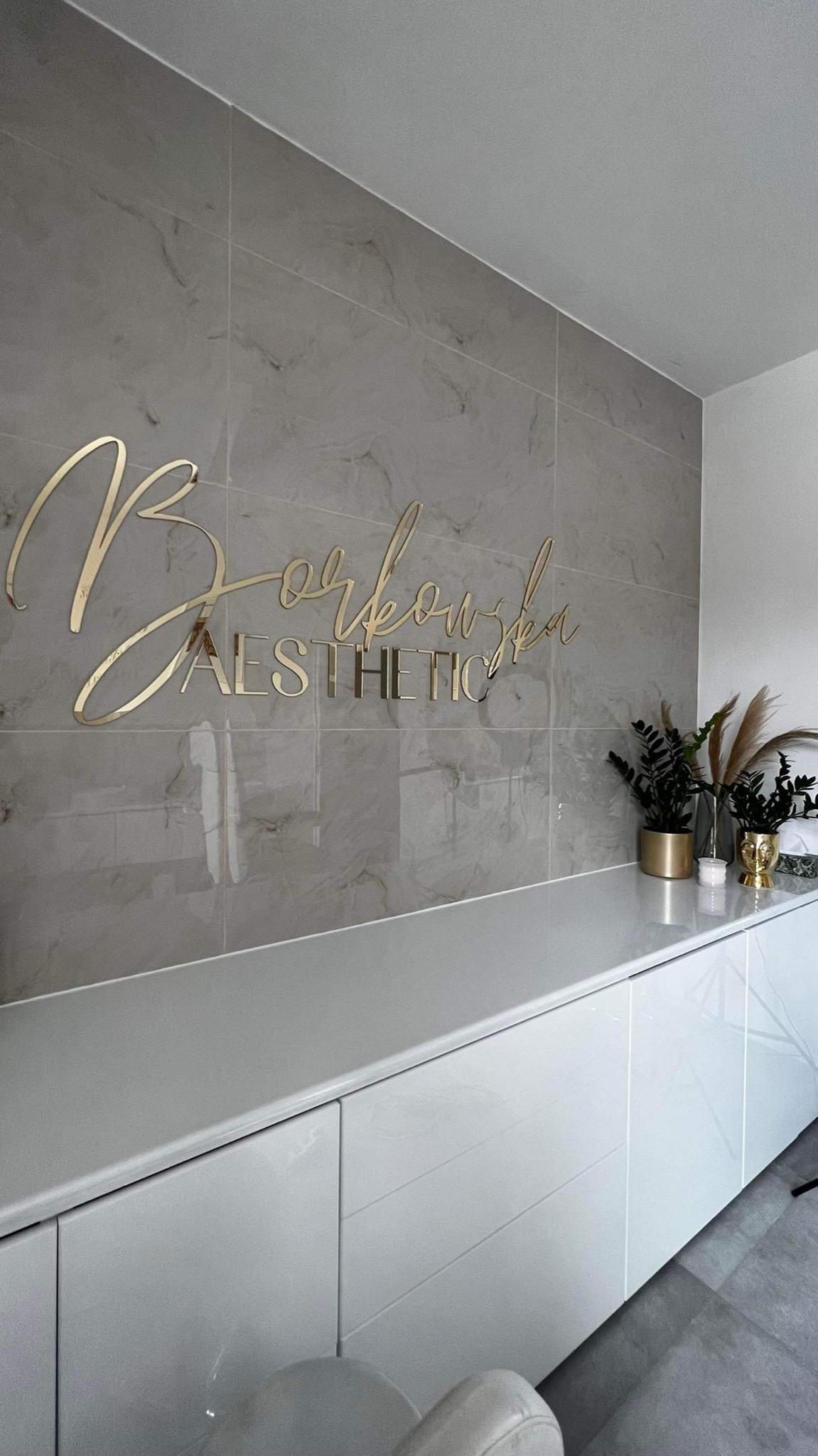 Praca glazurnicza oraz montaż mebli