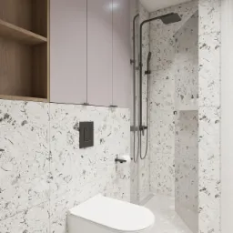 Nowoczesna łazienka z wiszącą toaletą, czarną armaturą prysznicową i szafkami w kolorze pudrowego różu oraz drewnianymi półkami, wykończona płytkami imitującymi lastryko.