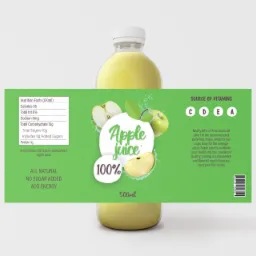 Butelka soku jabłkowego z etykietą przedstawiającą jabłka, informacje o wartościach odżywczych i hasła reklamowe na zielonym tle.