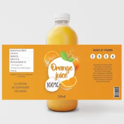 Butelka soku pomarańczowego z etykietą prezentującą wartości odżywcze, logo i informacje o witaminach na jasnym tle.