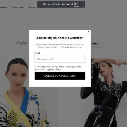 Strona internetowa sklepu odzieżowego mono z wyświetlonym okienkiem zapisu do newslettera, prezentująca dwie modelki w kimonach na jasnym tle.