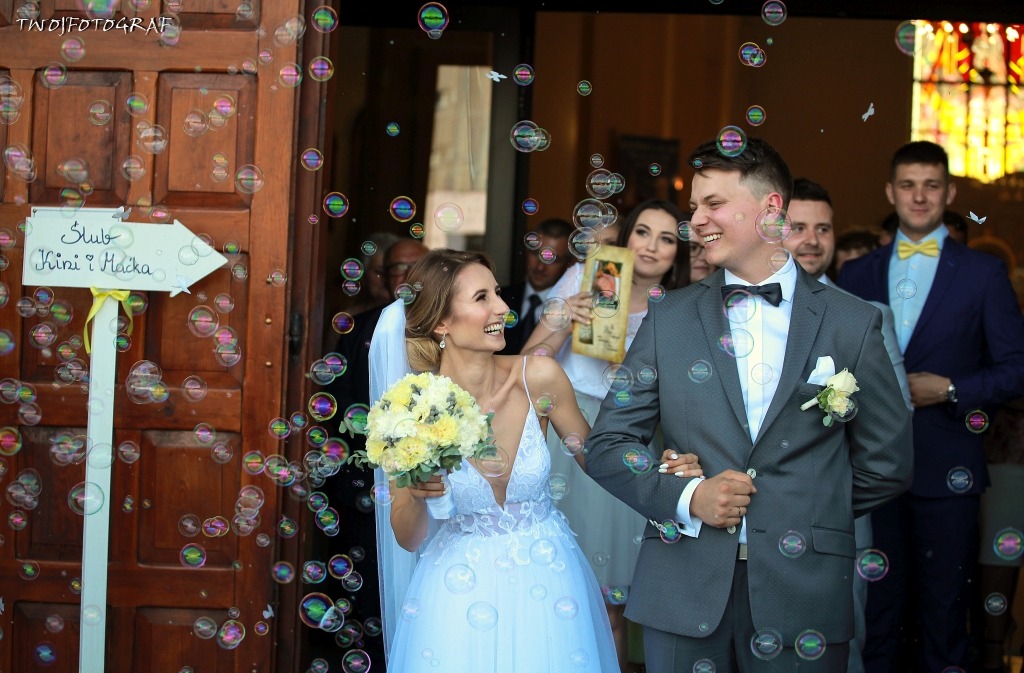 Najlepszy efekt specjalny na wyjście z kościoła. Nie trzeba sprzątać jak po ryżu i konfetti . Efekt na zdjęciach ? :)