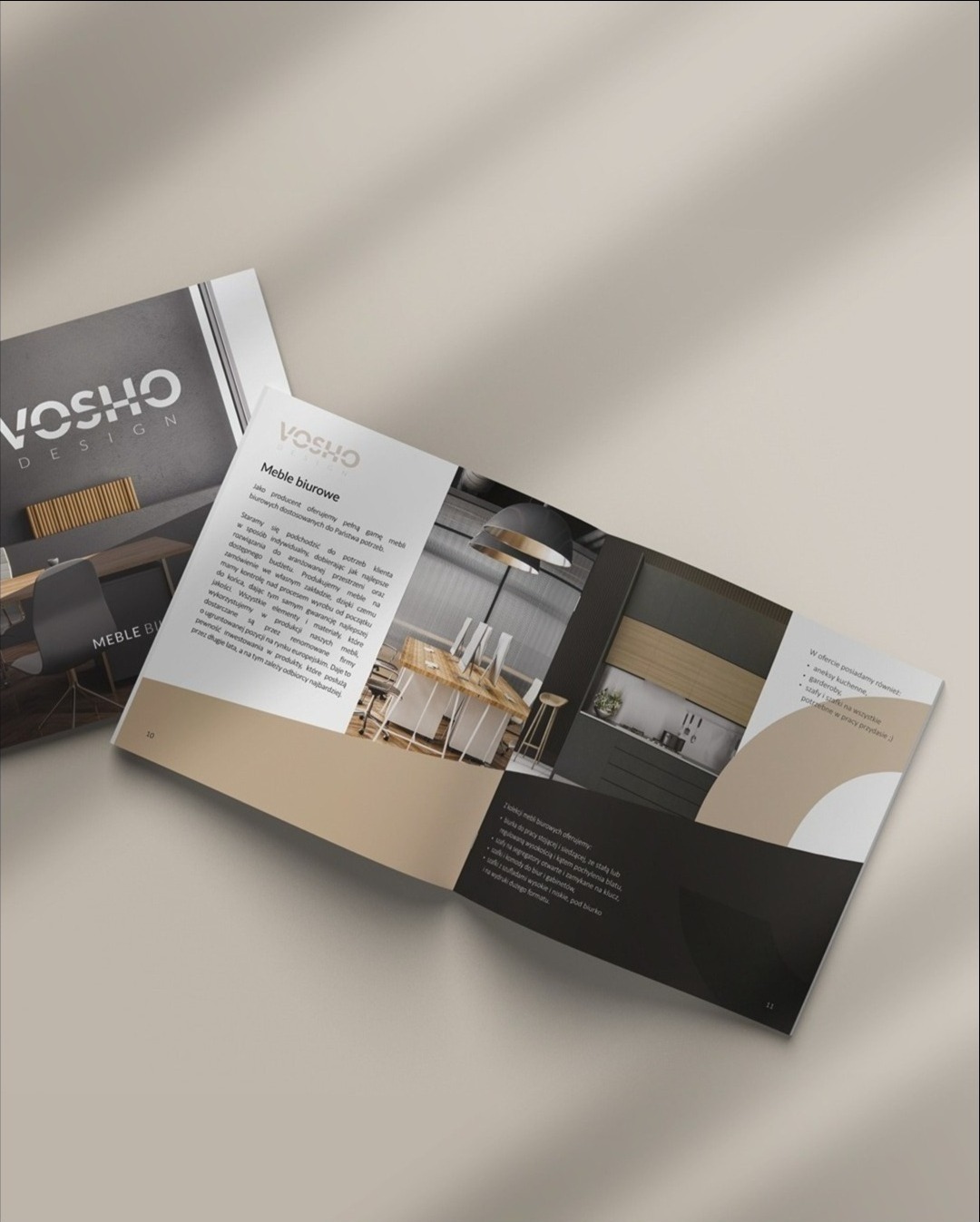 Dwa katalogi firmowe VOSHO Design, otwarty katalog prezentuje meble biurowe, w tym biurko z regulowaną wysokością, szafy i aneksy kuchenne.