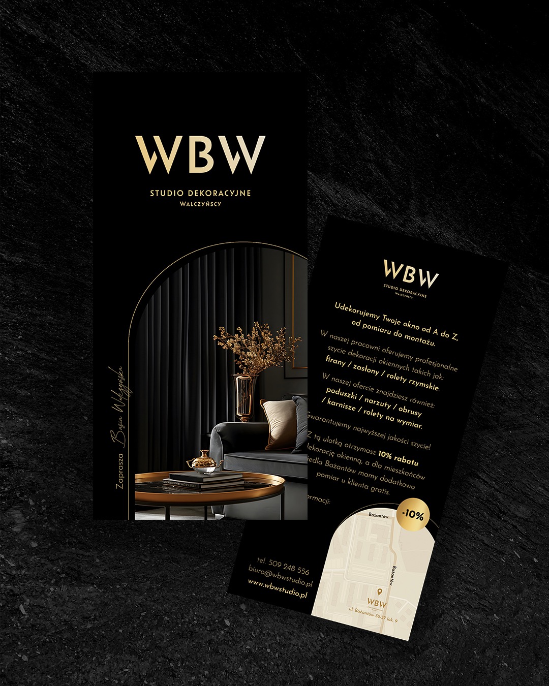 Elegancki materiał reklamowy studia dekoracji okien 'WBW' z wizualizacją aranżacji wnętrza z zasłonami, stolikiem kawowym i sofą w tonacji czerni i złota oraz ulotką z ofertą rabatową i danymi...