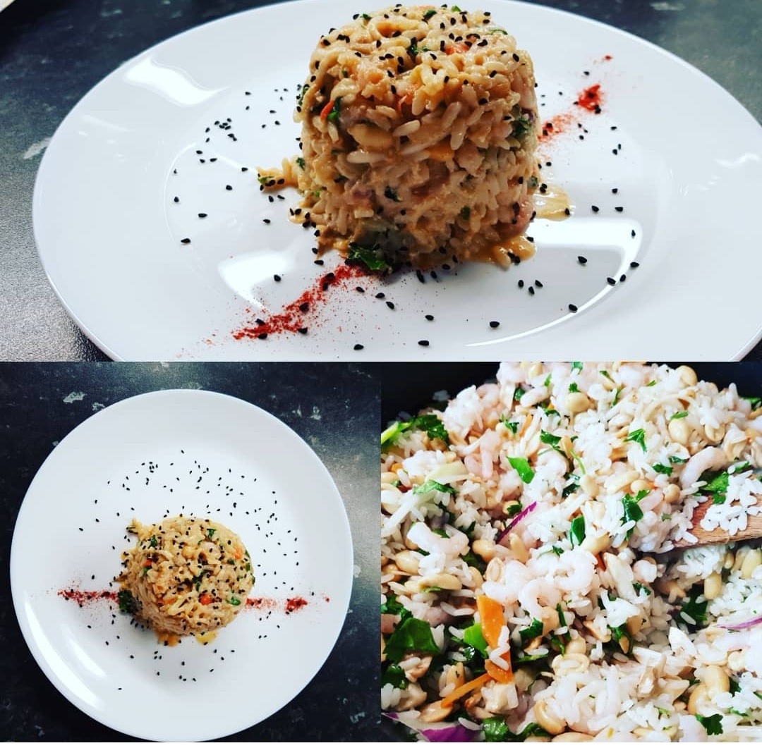 Ułożona warstwowo sałatka ryżowa z warzywami i czarnym sezamem na białym talerzu, obok widok z góry i proces mieszania składników w garnku.