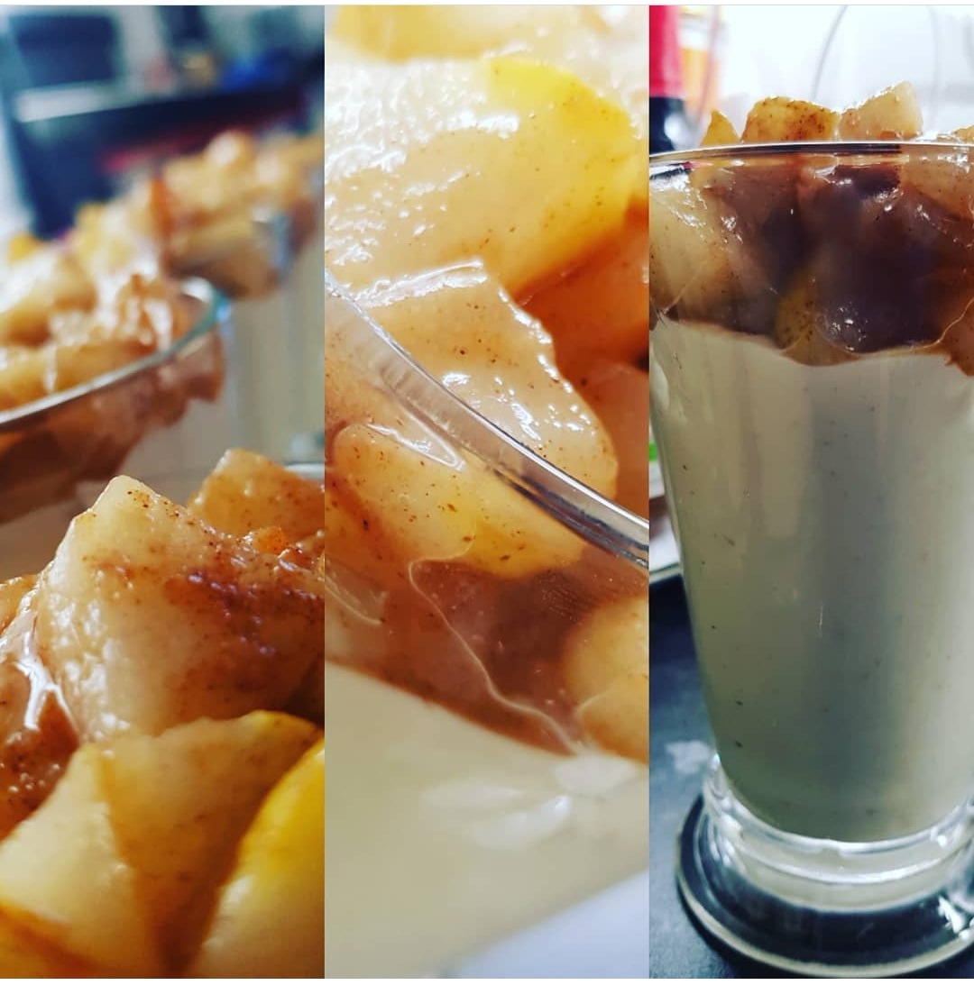 Deser w szklance: warstwy jogurtu i karmelizowanych jabłek posypanych cynamonem, ukazane w trzech zbliżeniach z różnymi kątami.