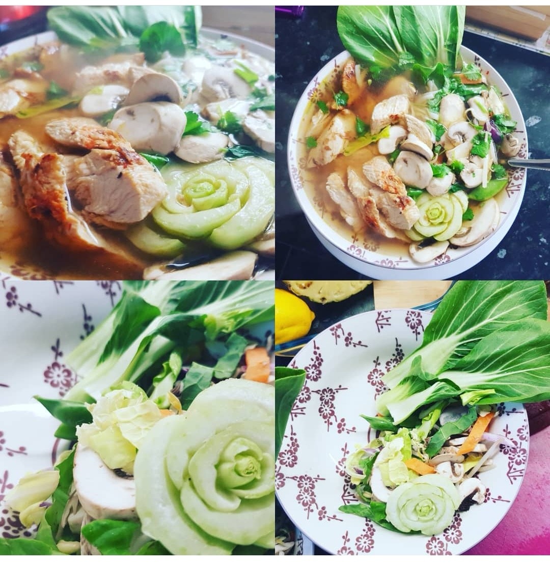 Kompozycja czterech ujęć zupy azjatyckiej z grillowanym kurczakiem, grzybami i dekoracyjnie uformowaną kapustą pak choi, podana w płytkim talerzu z brązowymi kwiatkami.