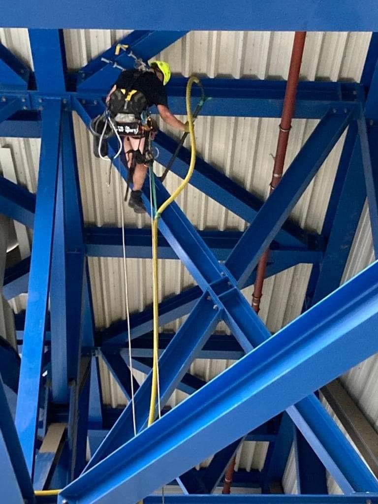 Odkurzanie i mycie konstrukcji przy zastosowaniu technik dostępu linowego