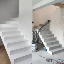 Porównanie stanu surowego i wykończonego schodów betonowych z białymi stopniami, widoczne przewody elektryczne wystające ze ściany w wykończonej części.