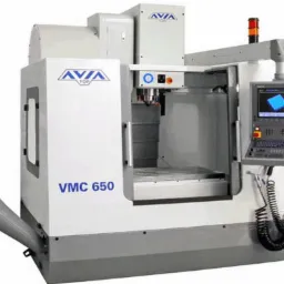 Nowa, biała frezarka CNC AVIA VMC 650 z panelem sterowania i wyświetlaczem, widoczny wlot do odsysania wiórów.