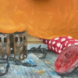 Martwa natura: olej na płótnie przedstawiający dwa metalowe cylindry z otworami, ciemne, wijące się kształty, czerwoną tkaninę w białe kropki i owalny, czerwony obiekt na pomalowanej na szaro...