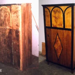 Zdjęcie prezentuje renowację szafy: po lewej stronie stan przed renowacją - zniszczona, ciemna powierzchnia, po prawej stronie szafa po renowacji - odświeżony fornir z geometrycznymi zdobieniami...