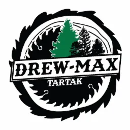 Logo firmy Drew-Max Tartak przedstawiające piłę tarczową z sylwetkami drzew iglastych.