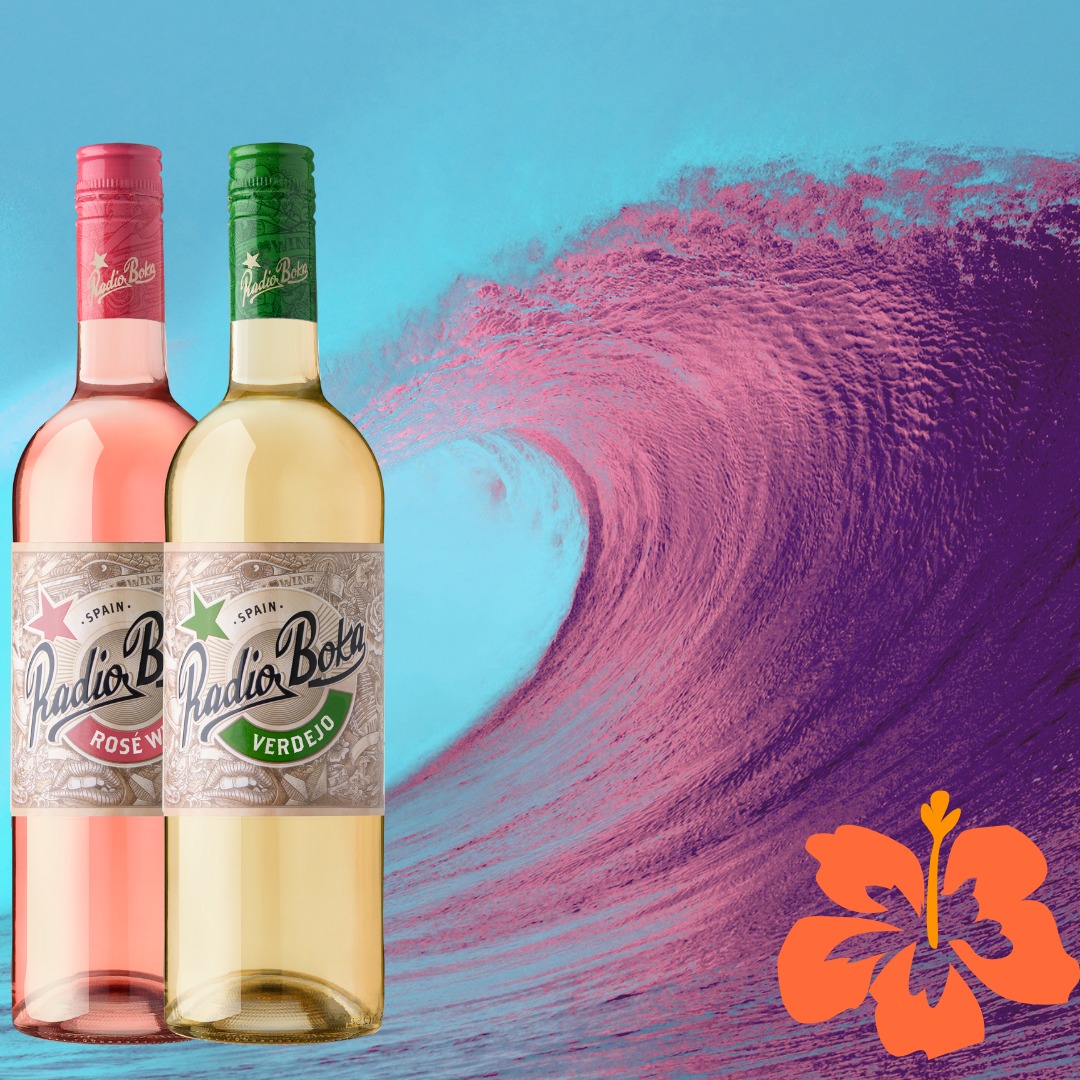 Dwie butelki wina: różowe i białe, z etykietami Radio Boka, na tle stylizowanej fali i kwiatu hibiskusa.