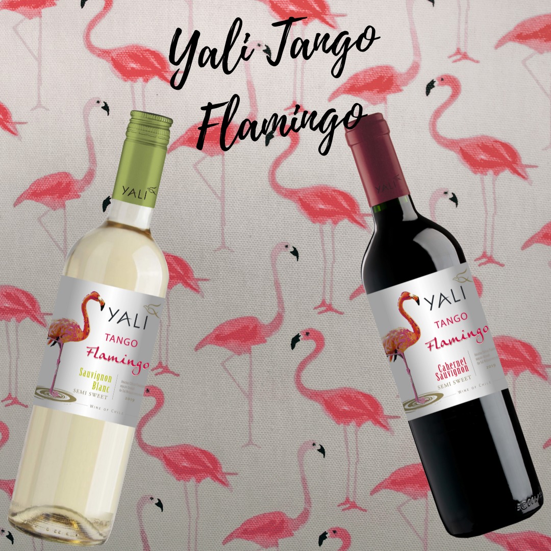 Dwie butelki wina Yali Tango Flamingo, Sauvignon Blanc i Cabernet Sauvignon, na tle tkaniny z motywem różowych flamingów.