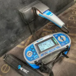 Pomiar imedancji pętli zwarcia po montażu gniazd na ściance warsztatowej.