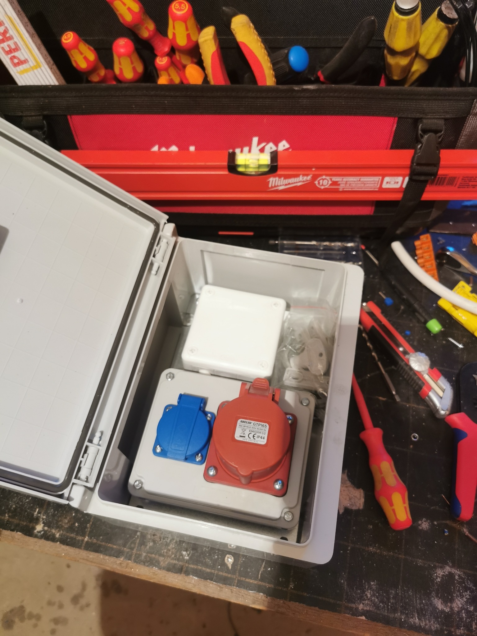 Zamykana, wodoszczelna skrzynka z gniazdem 230V i gniazdem siłowym na działkę rekreacyjną.