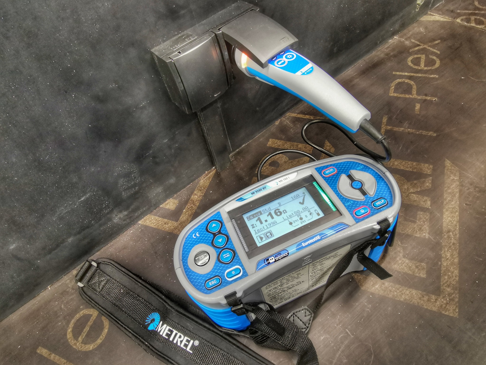 Pomiar imedancji pętli zwarcia po montażu gniazd na ściance warsztatowej.