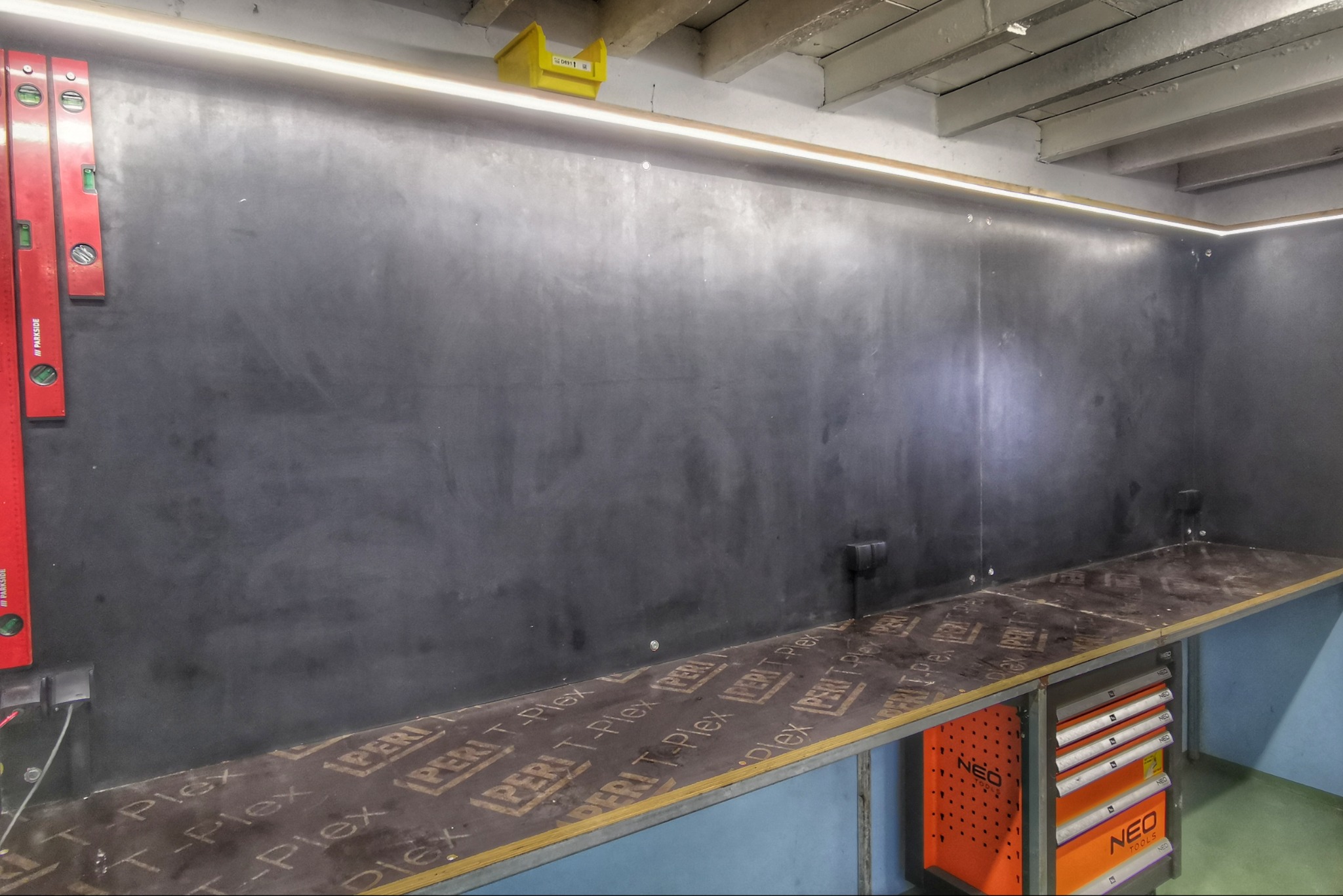 Profil Led nad ścianką warsztatową i gniazda 230v.