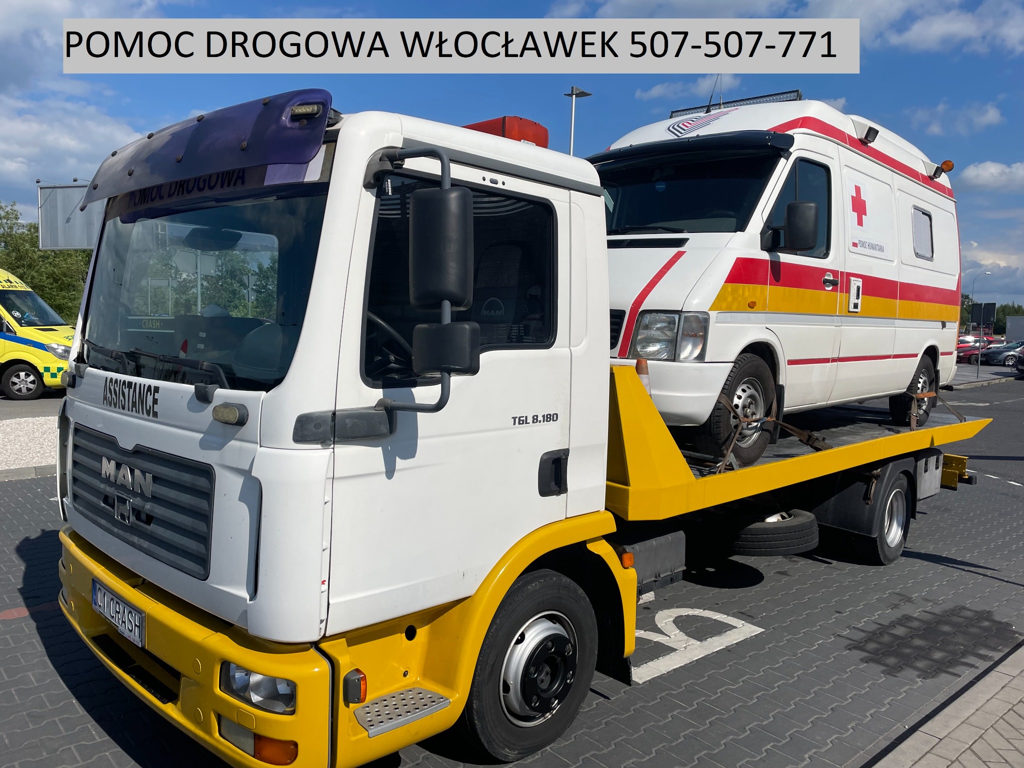 Laweta MAN TGL 8.180 z żółtym podwoziem przewozi ambulans z czerwonym krzyżem na platformie, na parkingu, widoczny napis POMOC DROGOWA WŁOCŁAWEK 507-507-771.