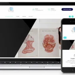 Laptop i smartfon wyświetlające stronę internetową z grafikami anatomicznymi mięśni twarzy i szyi, logo firmy w lewym górnym rogu obu urządzeń, kobieta w tle za plakatami.