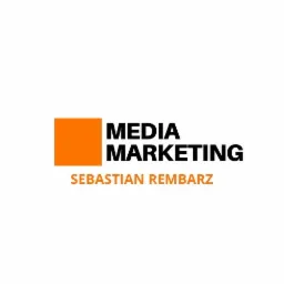 Logo firmy Media Marketing Sebastian Rembarz z pomarańczowym kwadratem po lewej stronie nazwy.