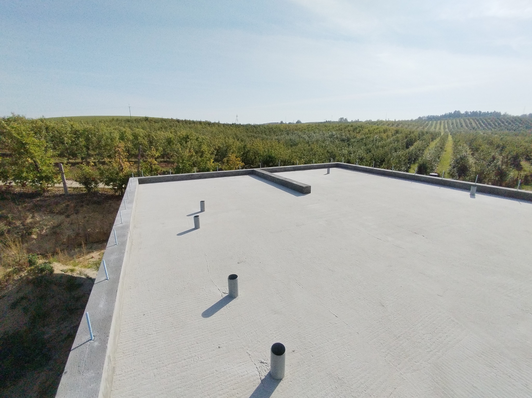 Strop monolityczny z wieńcami pod konstrukcję dachu.