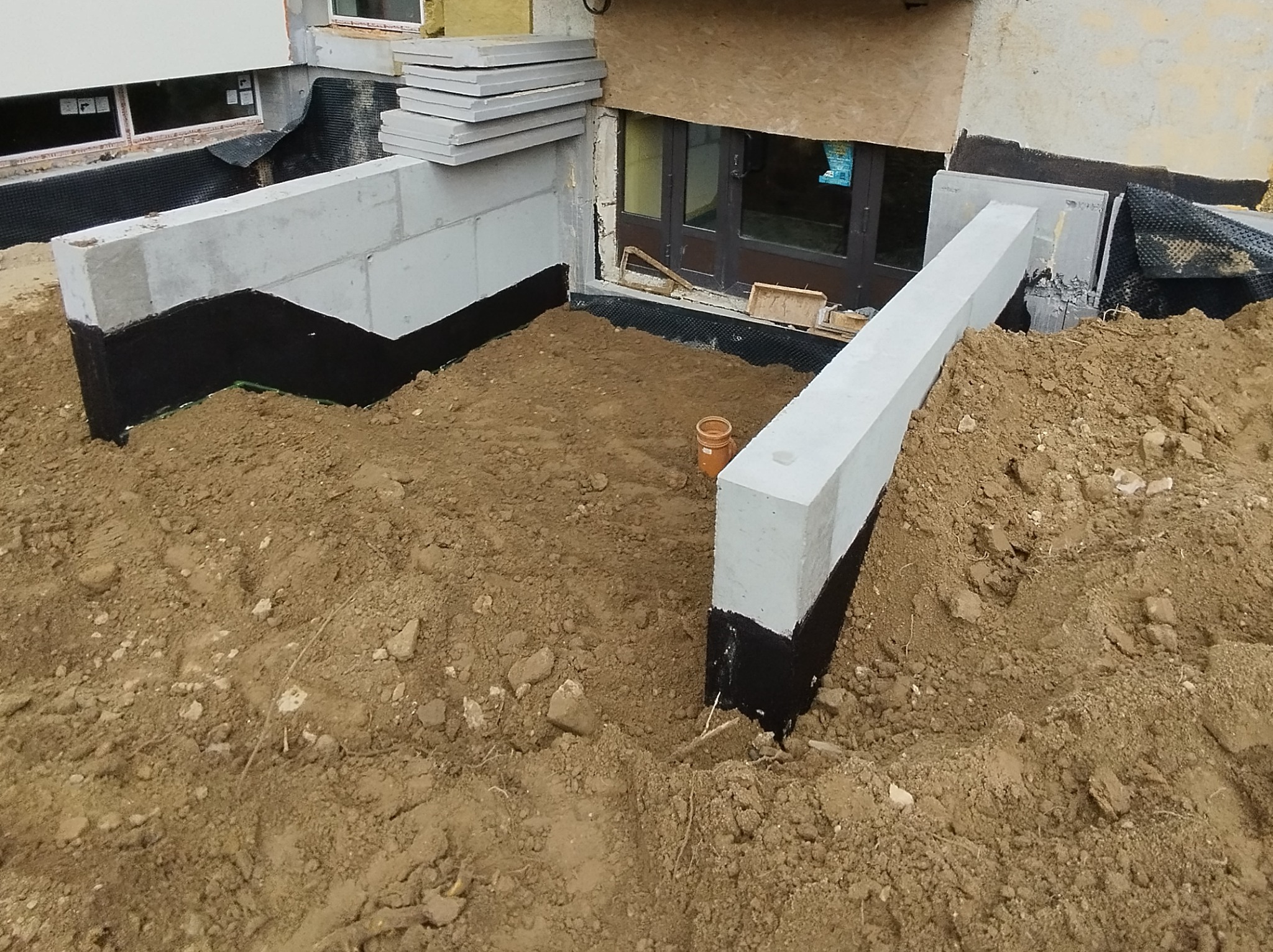 Mury oporowe pod schody wejściowe do budynku.