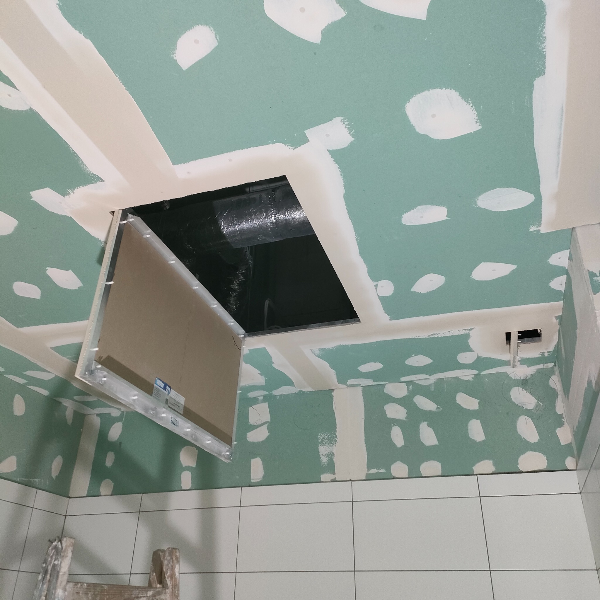 Sufity podwieszane z płyt GK, podwójna płyta z różnego rodzaju rewizjami, niestety nie posiadam zdjęć końcowych.