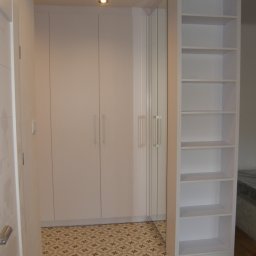 FRIZAR Meble Ryszard Kuchciński - Biała zabudowa w przedpokoju z szafą z lustrzanymi drzwiami i regałem na książki, wzorzysta podłoga