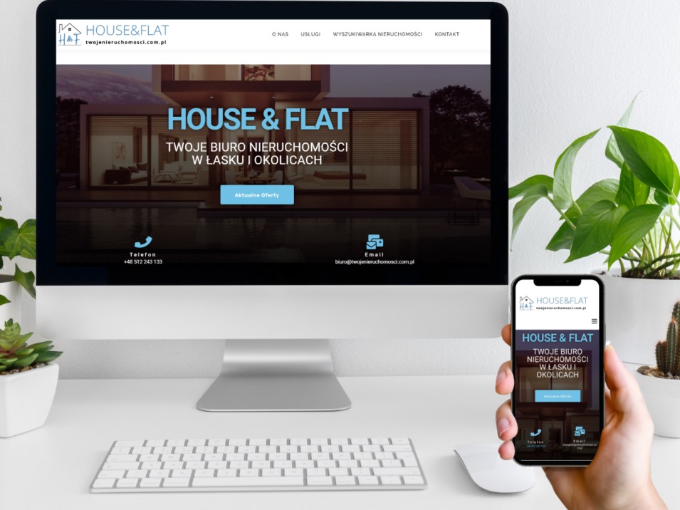 Monitor i smartfon prezentujące stronę internetową biura nieruchomości House & Flat na białym biurku z roślinami doniczkowymi.