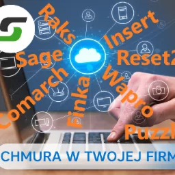 Laptop z wyświetlonym schematem połączeń do chmury, dłoń użytkownika naciska klawisz. Napis 'Chmura w Twojej Firmie' w dolnej części ekranu.