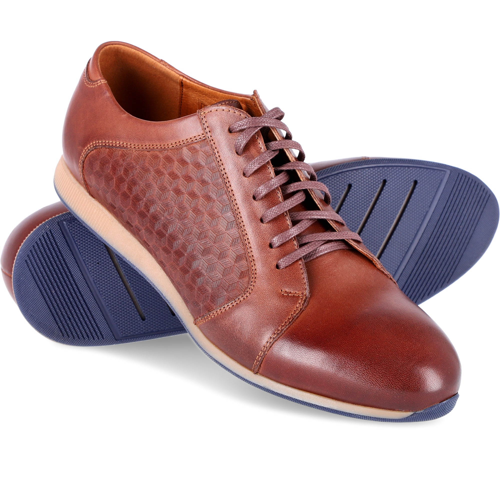 Brązowe skórzane półbuty męskie ze sznurowadłami, z geometrycznym tłoczeniem na boku i niebieską podeszwą, ustawione pod kątem na białym tle.