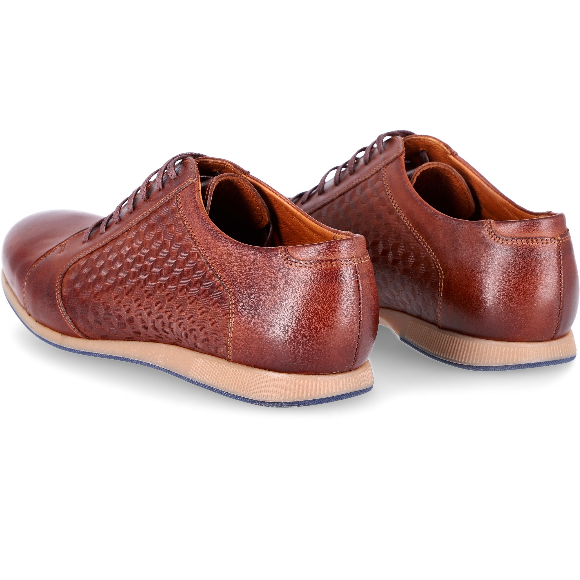 Para brązowych skórzanych butów sznurowanych, z geometrycznym wzorem na boku, ustawionych na białym tle.