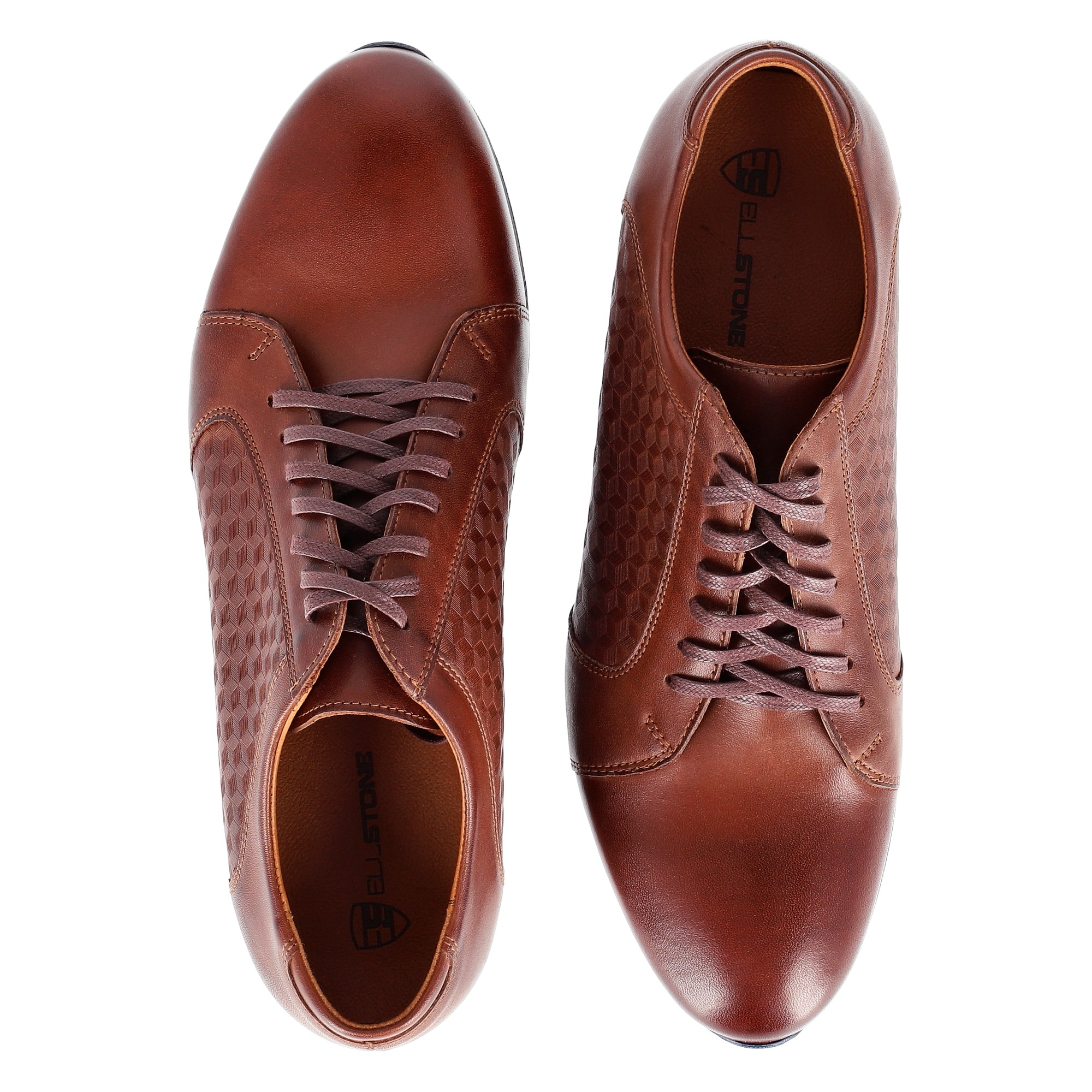 Para brązowych skórzanych butów sznurowanych, widok z góry, z subtelnym geometrycznym wzorem na boku, logo marki widoczne wewnątrz buta.