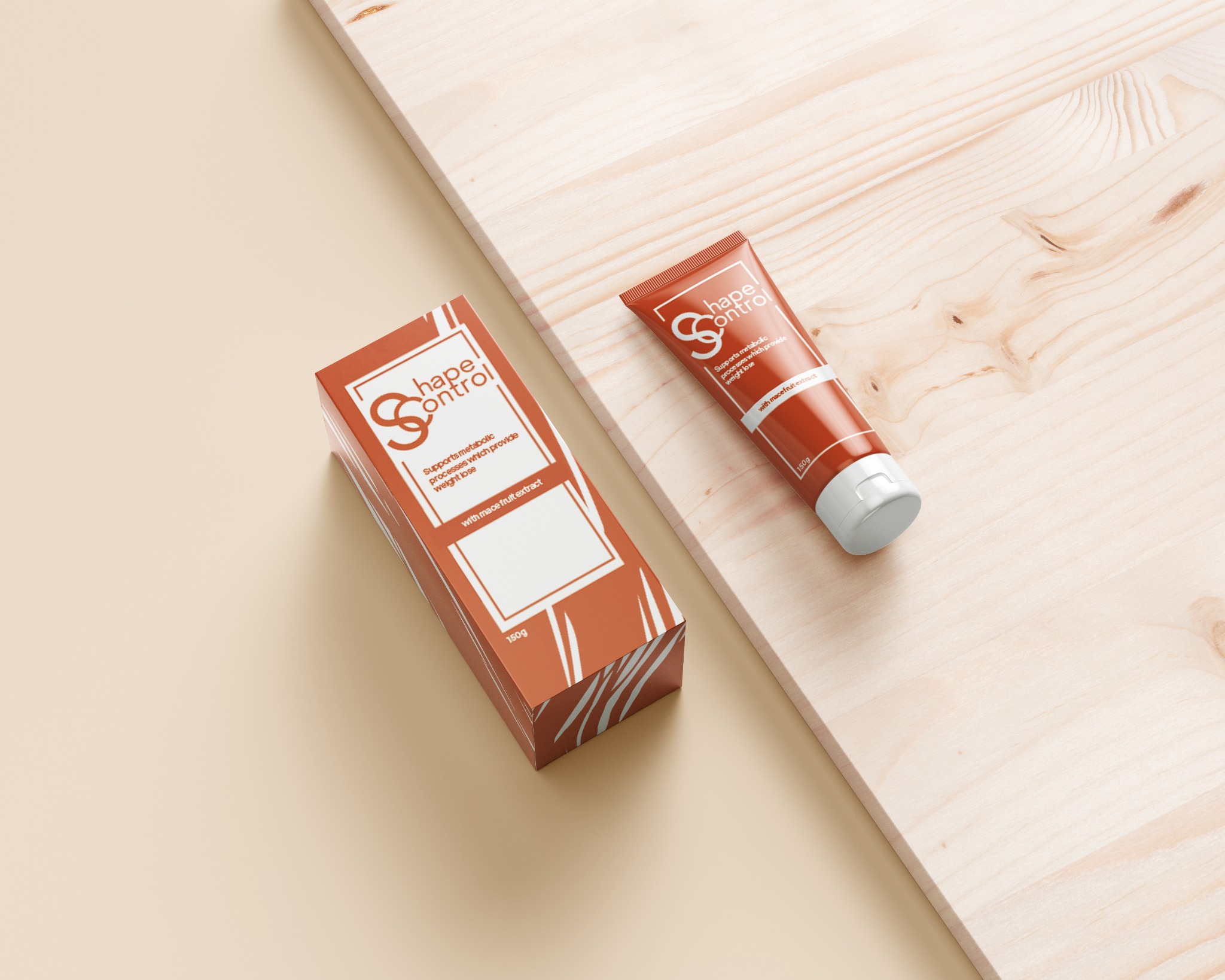Opakowanie kartonowe i tubka brązowego kremu Shape Control na drewnianej desce na beżowym tle, widok z góry, minimalistyczna kompozycja.