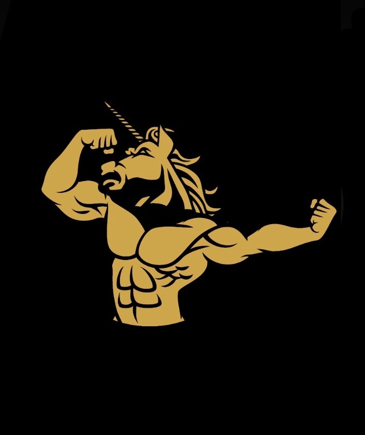 Złoty jednorożec z muskularną sylwetką prezentujący bicepsy na czarnym tle.