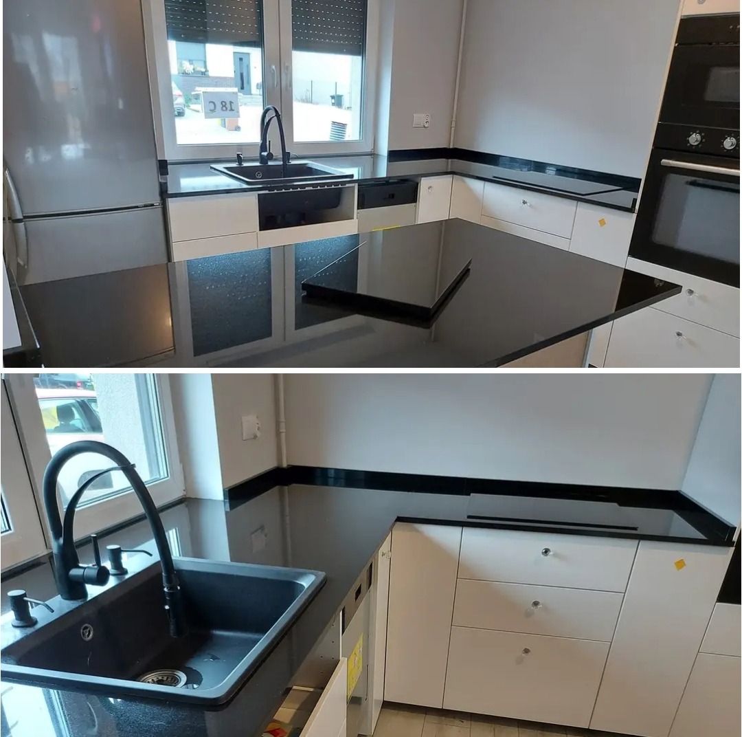 Błyszczący, czarny blat w nowoczesnej kuchni z białymi szafkami i czarnym zlewem pod oknem, widok z dwóch perspektyw.