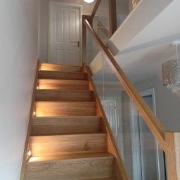 schody drewniane, szyba balustrada