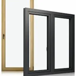 Dwa okna: jedno drewnopodobne z pojedynczą szybą i klamką po lewej stronie, drugie grafitowe z dwoma szybami i klamką pośrodku, oba ustawione pod kątem na białym tle.