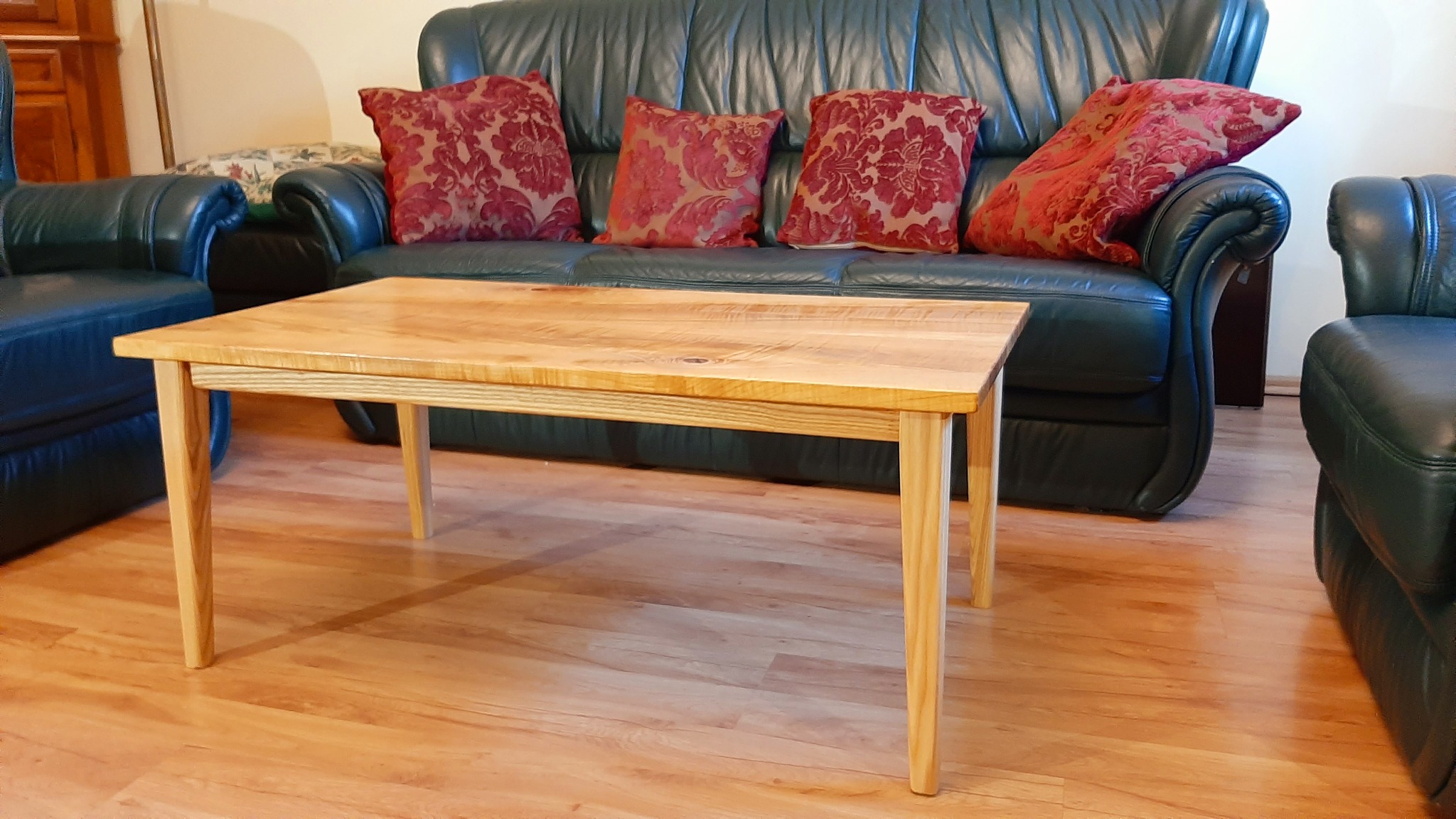 stoliki kawowe, ławy z litego drewna.