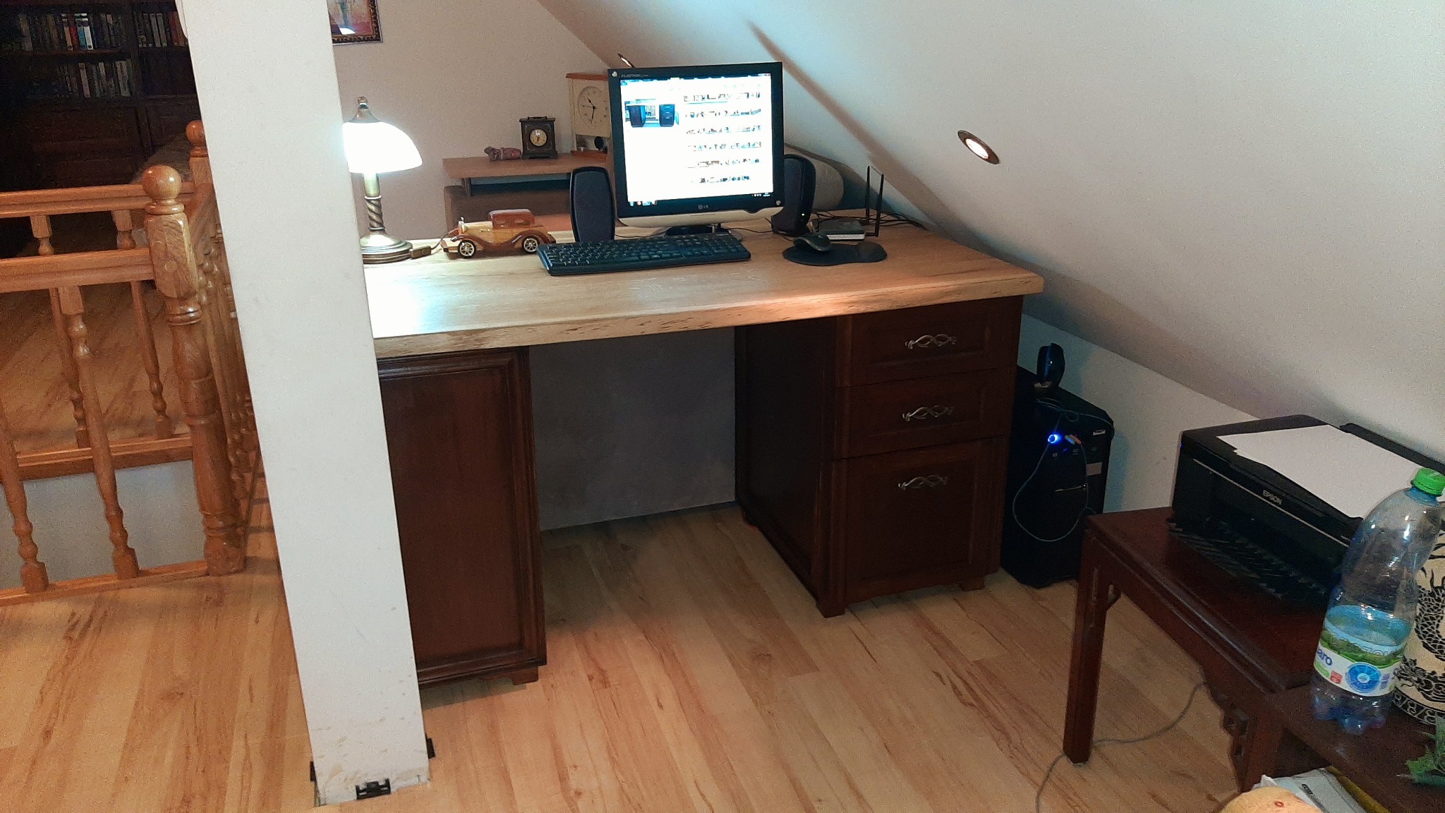 biurka, komody, stoły, łóżka, z litego drewna