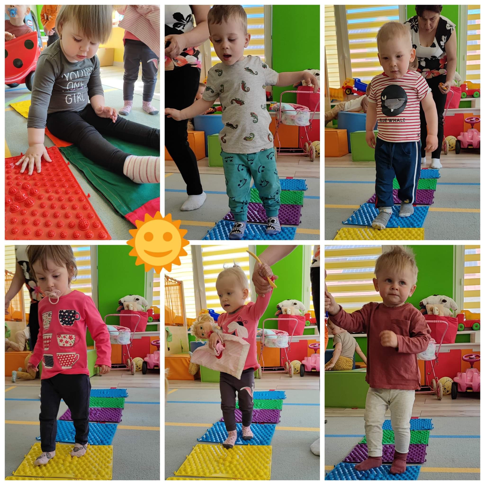 Dzieci w różnym wieku przechodzą po kolorowych matach sensorycznych w sali zabaw, ćwicząc równowagę i koordynację ruchową.
